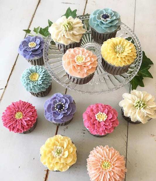 ひと絞りでテーブルが花畑♪ 『餡クリームフラワーカップケーキ』
